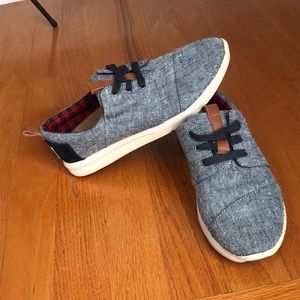 toms, tennis shoes